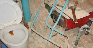 Профессиональный демонтаж перегородки ванной и туалета в Валуйках - от 569 рублей